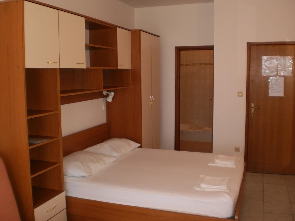 Villa Dvor Apartments Omis Exterior photo